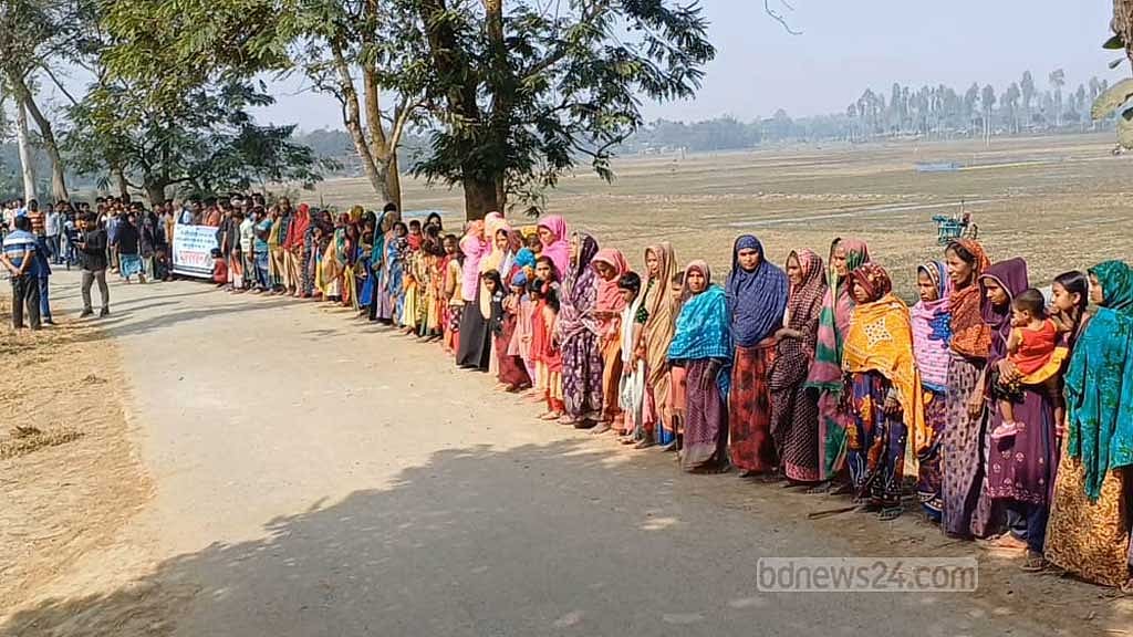 আদালতের আদেশ উপেক্ষা করে বাগমারায় পুকুর খননচেষ্টার প্রতিবাদ