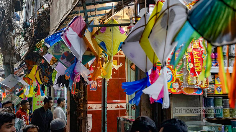 পুরান ঢাকার শাঁখারীবাজারে শাঁখা, পিতল আর পূজার নানা সামগ্রী বছরজুড়ে বিক্রি হলেও সাকরাইন উৎসবের আগে সেখানে মিলছে রঙ-বেরঙের ঘুড়ি।
