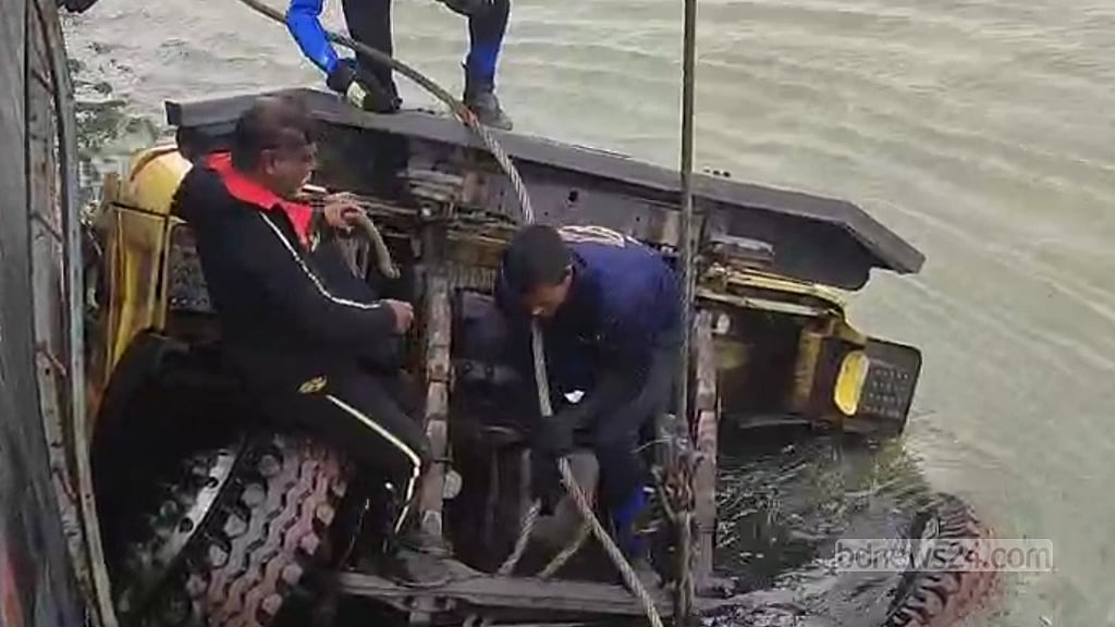 ডুবে যাওয়া ফেরি থেকে আরও এক ট্রাক উদ্ধার