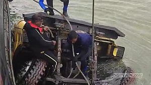 ডুবে যাওয়া ফেরি থেকে আরও এক ট্রাক উদ্ধার