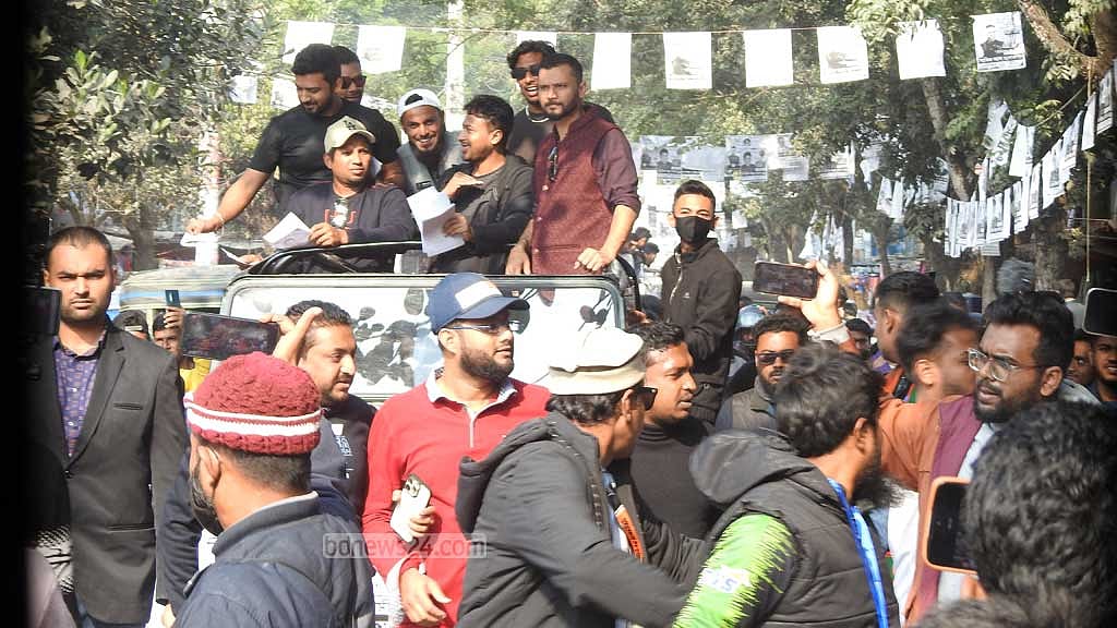 শেষ সময়ে সাকিবের প্রচারে মাশরাফি