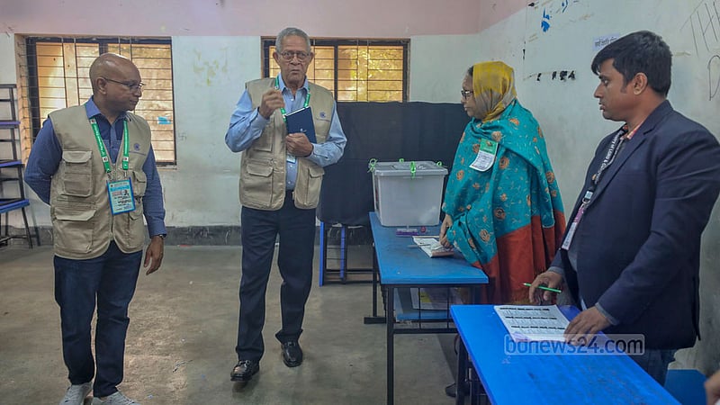 দ্বাদশ জাতীয় নির্বাচনে রোববার সকালে ঢাকার রেসিডেন্সিয়াল মডেল কলেজ কেন্দ্র পরিদর্শনে আসেন কয়েকজন বিদেশি পর্যবেক্ষক।