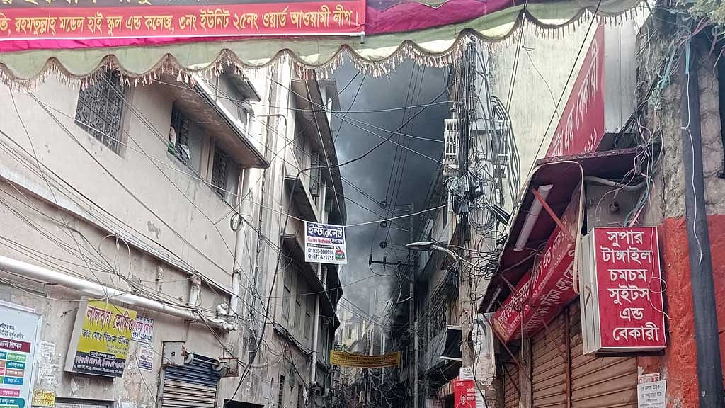 লালবাগে কারখানায় আগুন