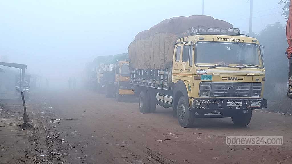 ঘন কুয়াশা: ৮ ঘণ্টা পর দৌলতদিয়া-পাটুরিয়ায় ফেরি চলাচল শুরু