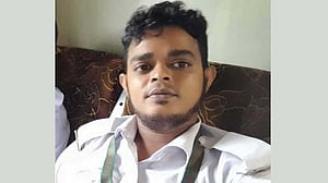 চলন্ত ট্রেনে শিক্ষার্থীকে ‘ধর্ষণ’, অ্যাটেনডেন্ট গ্রেপ্তার