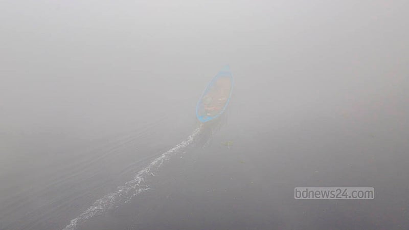 বুড়িগঙ্গা নদীতে বুধবার সকালে ঘন কুয়াশার মধ্যে চলছে নৌযান।