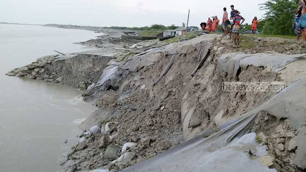 খুলনায় কপোতাক্ষের বেড়িবাঁধে ভাঙন, আতঙ্কে ১০ হাজার বাসিন্দা