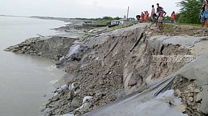 খুলনায় কপোতাক্ষের বেড়িবাঁধে ভাঙন, আতঙ্কে ১০ হাজার বাসিন্দা