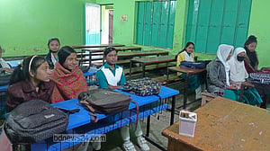 তীব্র শীতে চুয়াডাঙ্গায় মাধ্যমিক স্কুলে ছুটি, প্রাইমারি খোলা