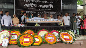 শহীদ মিনারে ফুলেল শ্রদ্ধায় সালাহউদ্দীন জাকীকে বিদায়