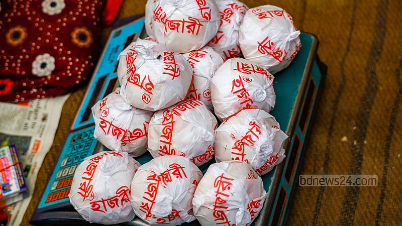 মানিকগঞ্জের ঝিটকা বাজারে খেজুরের যেসব গুড় মেলে, তার মধ্যে প্রসিদ্ধ হাজারী গুড়।এক কেজি হাজারী গুড়ের দাম ১৬০০ থেকে ২০০০ টাকা হয়ে থাকে।