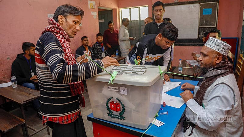 দ্বাদশ সংসদ নির্বাচনে ঢাকা ৪ আসনে জুরাইন আদর্শ সরকারি প্রাথমকি বিদ্যালয় কেন্দ্রের একটি বুথে&amp;nbsp; লাইন ধরে ভোট দিচ্ছেন পুরুষ ভোটাররা।