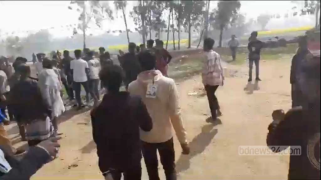 টাঙ্গাইলে জাল ভোট নিয়ে পাল্টাপাল্টি ধাওয়া, পোলিং অফিসার অপসারিত
