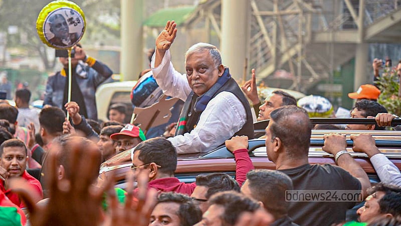 প্রচারের শেষ মুহূর্তে বৃহস্পতিবার ঢাকা-১২ আসনের নৌকার প্রার্থী আসাদুজ্জামান খান কামাল গাড়িতে চেপে ভোটের প্রচারণা চালান।