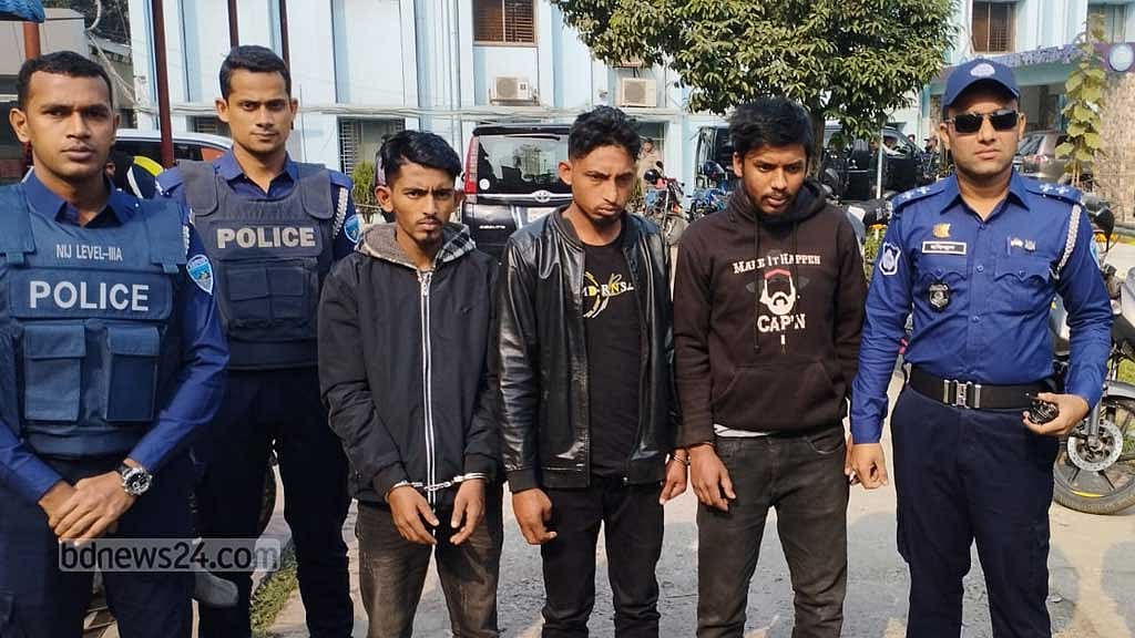 ভোটকেন্দ্রে অগ্নিসংযোগ ও হাতবোমা বিস্ফোরণের ঘটনায় গ্রেপ্তার ৩