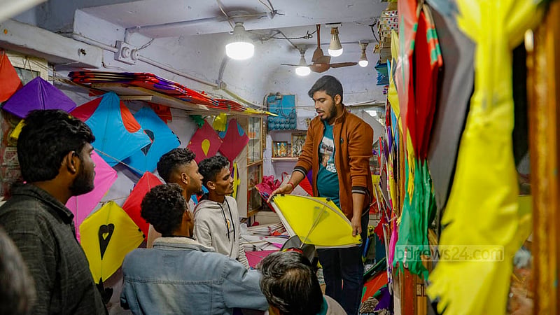 সাকরাইনের আগে পুরান ঢাকার শাঁখারীবাজারের ঘুড়ি দেখছেন ক্রেতা।