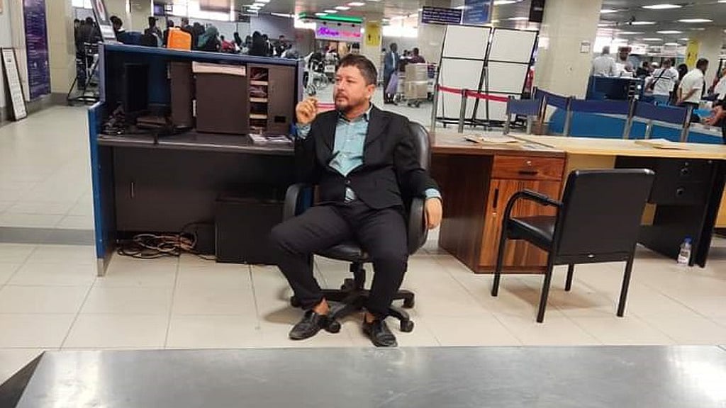 শাহ আমানতে স্বাস্থ্য কর্মকর্তার কাছে মিলল সোনার বার