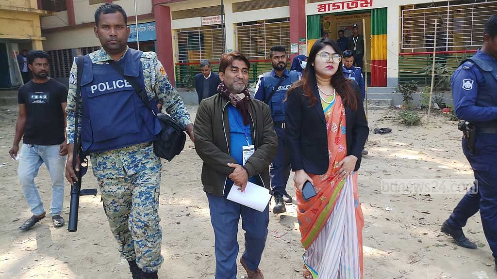 ফেনী-৩ আসন: লাঙ্গলে সিলমারা ব্যালট জব্দ, এক কেন্দ্রে ভোট স্থগিত ২ ঘণ্টা