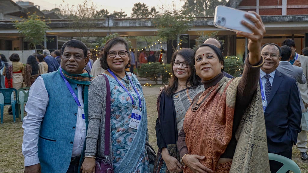 বন্ধুরা ফিরল, জাগল স্মৃতিরা