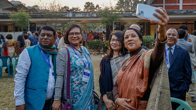 ঢাকা বিশ্ববিদ্যালয়ের ইংরেজি বিভাগ অ্যালামনাই সোসাইটির (ইডাস) পুনর্মিলনীর আয়োজনে পুরনো বন্ধুদের সঙ্গে সেলফি।