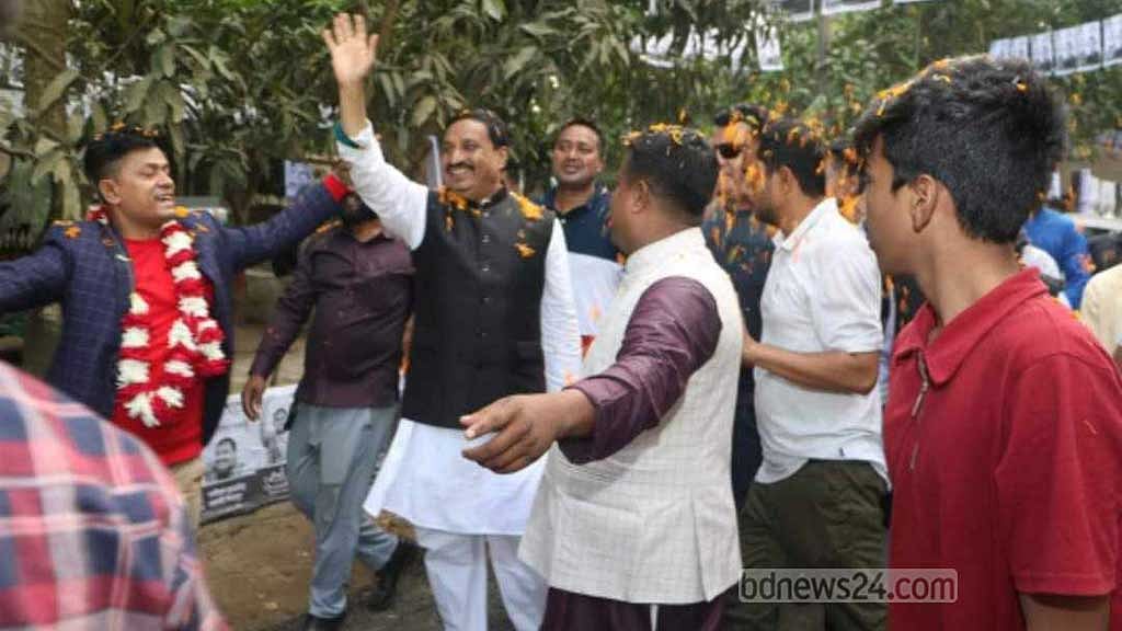 ‘নৌকার প্রচারে’ ডিএমপির ডিসি, তলব