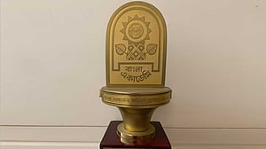 বাংলা একাডেমি সাহিত্য পুরস্কার: আস্থা কেন টলছে?