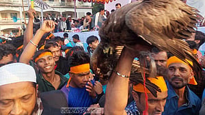 নরসিংদীতে জীবন্ত ‘ঈগল’ নিয়ে মিছিল