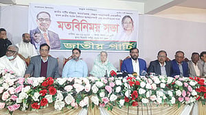 নিজেকে জাতীয় পার্টির চেয়ারম্যান ঘোষণা রওশনের