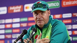 পাকিস্তান ক্রিকেটের চাকরি ছাড়লেন আর্থার ও পাটিক