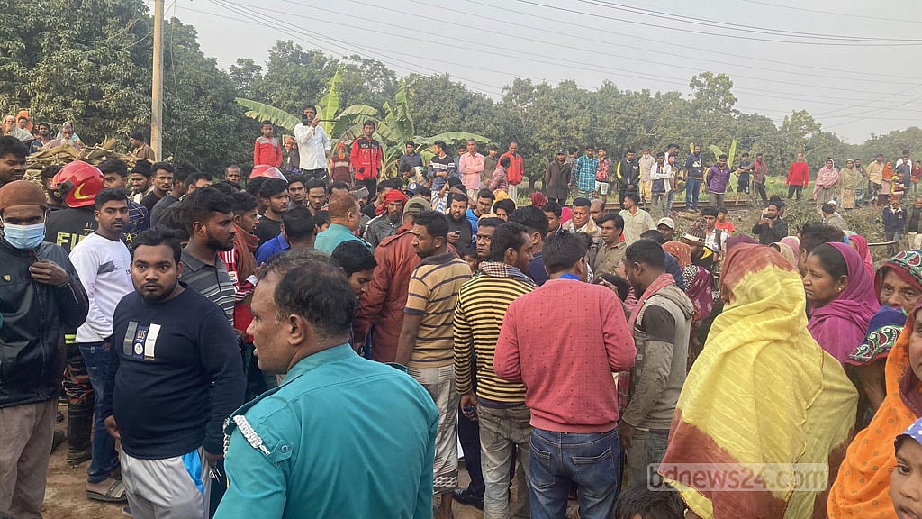 রাজশাহীতে ট্রলিকে ট্রেনের ধাক্কা, প্রাণ গেল ২ জনের