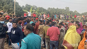 রাজশাহীতে ট্রলিকে ট্রেনের ধাক্কা, প্রাণ গেল ২ জনের