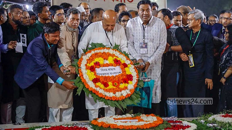 একুশের প্রথম প্রহরে কেন্দ্রীয় শহীদ মিনারে শ্রদ্ধা নিবেদন করেন বিকল্পধারা বাংলাদেশের নেতাকর্মীরা। 