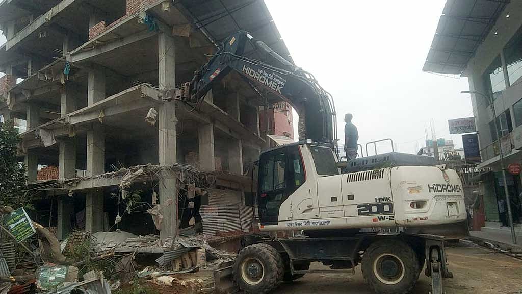 বসিলায় খাল উদ্ধারে ডিএনসিসি, ভাঙা হচ্ছে অবৈধ স্থাপনা