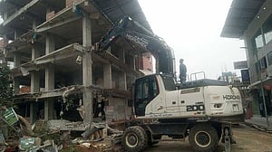 বসিলায় খাল উদ্ধারে ডিএনসিসি, ভাঙা হচ্ছে অবৈধ স্থাপনা