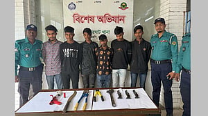 চুরির ৫২ ভরি স্বর্ণালংকারসহ চট্টগ্রামে গ্রেপ্তার ৬