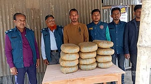 খাটের নিচে মিলল ২৪ কেজি গাঁজা, গ্রেপ্তার ‘মাদক কারবারি’