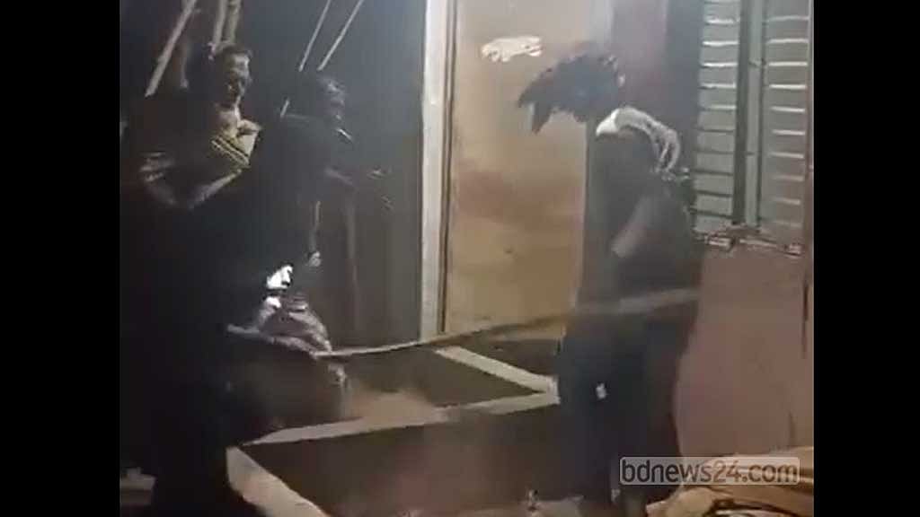 কলা চুরির অভিযোগে শিক্ষার্থীকে ‘মারধর’, আটক ২