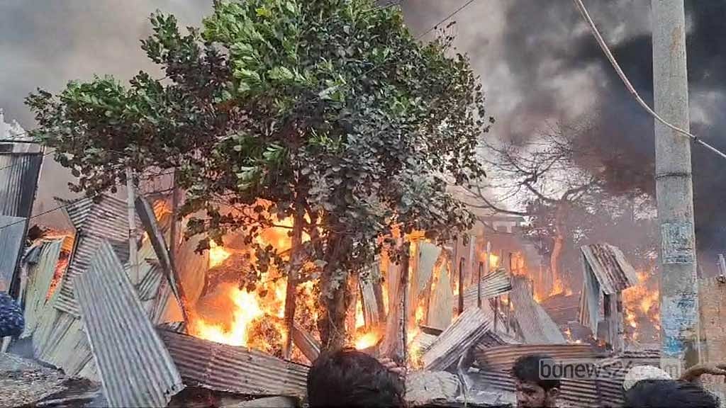গাজীপুরে ঝুটের গুদামে আগুন, নিয়ন্ত্রণে পাঁচ ইউনিট