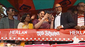 মানিকগঞ্জে পরীমনি, শোরুম উদ্বোধন ‘হারল্যান স্টোর’