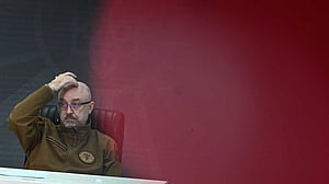 যুদ্ধের মধ্যে প্রতিরক্ষামন্ত্রী পাল্টালেন জেলেনস্কি