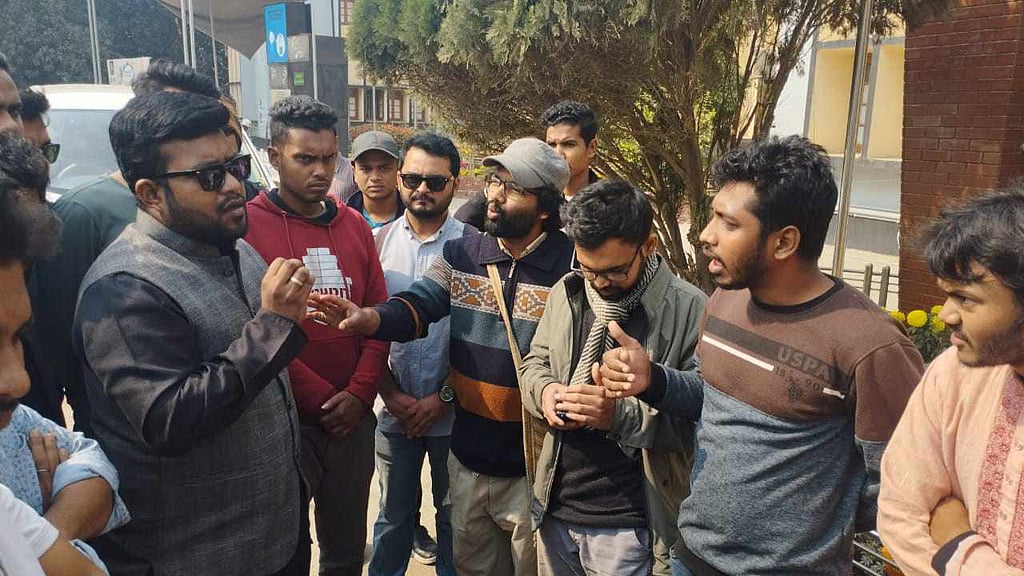 রাবিতে ধর্ষণ বিরোধী মিছিলে ‘ছাত্রলীগের বাধা’