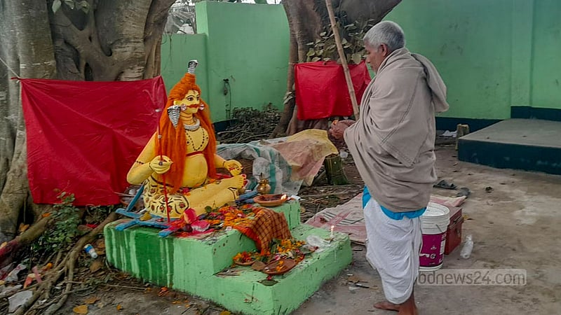 মেলা উপলক্ষে পোড়াদহের ইছামতী তীরে প্রাচীন বট-পাইকড় গাছের নিচে পূজার আয়োজন করা হয়।