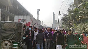 নারায়ণগঞ্জে কারখানা চালু ও বকেয়া পরিশোধের দাবিতে বিক্ষোভ