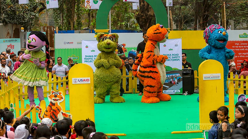 একুশে বইমেলায় শুক্রবার শিশুপ্রহরে সিসিমপুরের চরিত্র হালুম, টুকটুকি, শিখু, ইকরি।