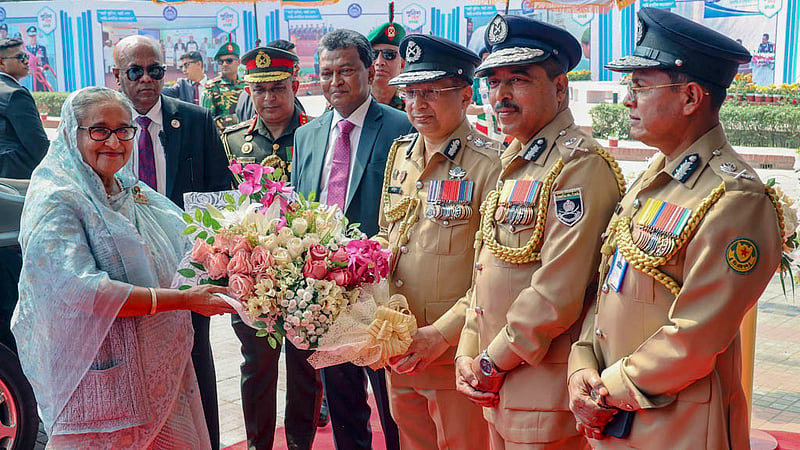 পুলিশ সপ্তাহ উপলক্ষে মঙ্গলবার রাজারবাগ পুলিশ লাইন্সে প্রধানমন্ত্রী শেখ হাসিনাকে ফুল দিয়ে শুভেচ্ছা জানান আইজিপি চৌধুরী আবদুল্লাহ আল-মামুন।