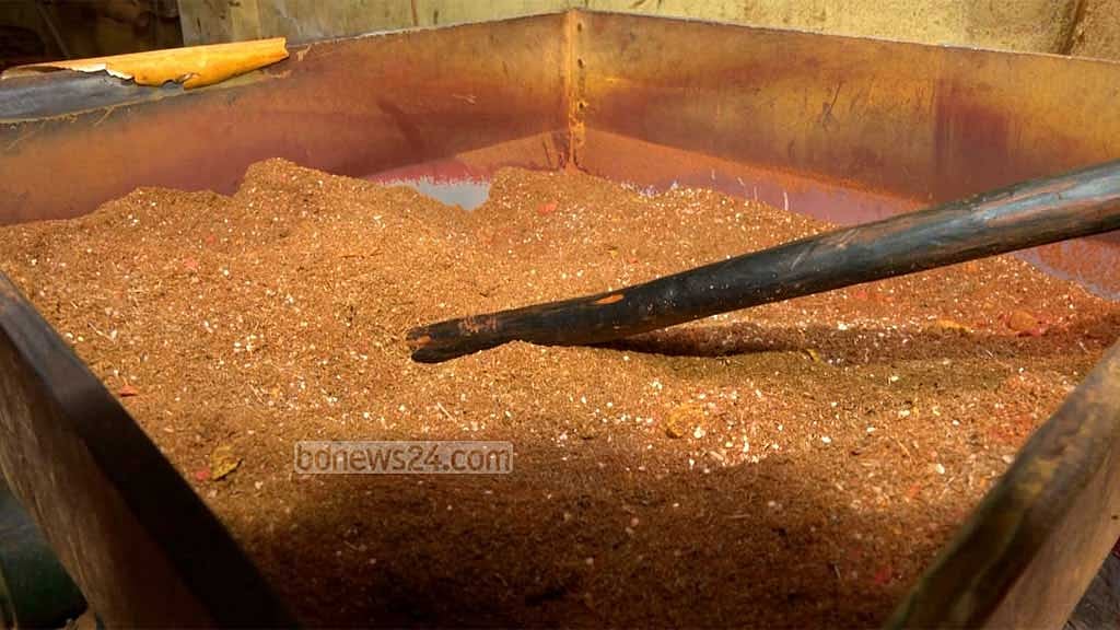 রং ছাড়াও হলুদ-মরিচের গুড়ায় মেশানো হত চাল