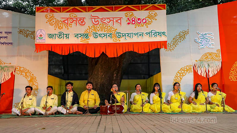 ঢাকা বিশ্ববিদ্যালয়ের চারুকলার বকুলতলায় বুধবার বসন্ত উৎসবে দলীয় সঙ্গীত পরিবেশন করেন শিল্পীরা।