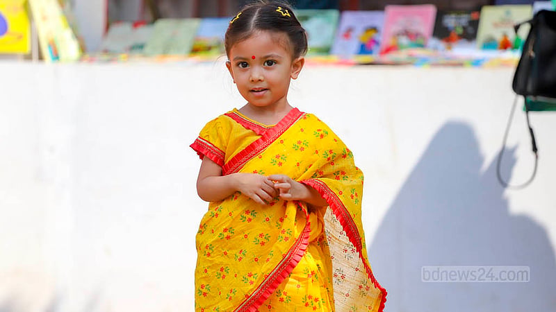 ছুটির দিনে বইমেলার শিশুচত্বরে রীতিমত উড়ে বেড়াচ্ছিল ছোট্ট মেহেরু, পরনে তার হলদে শাড়ি।