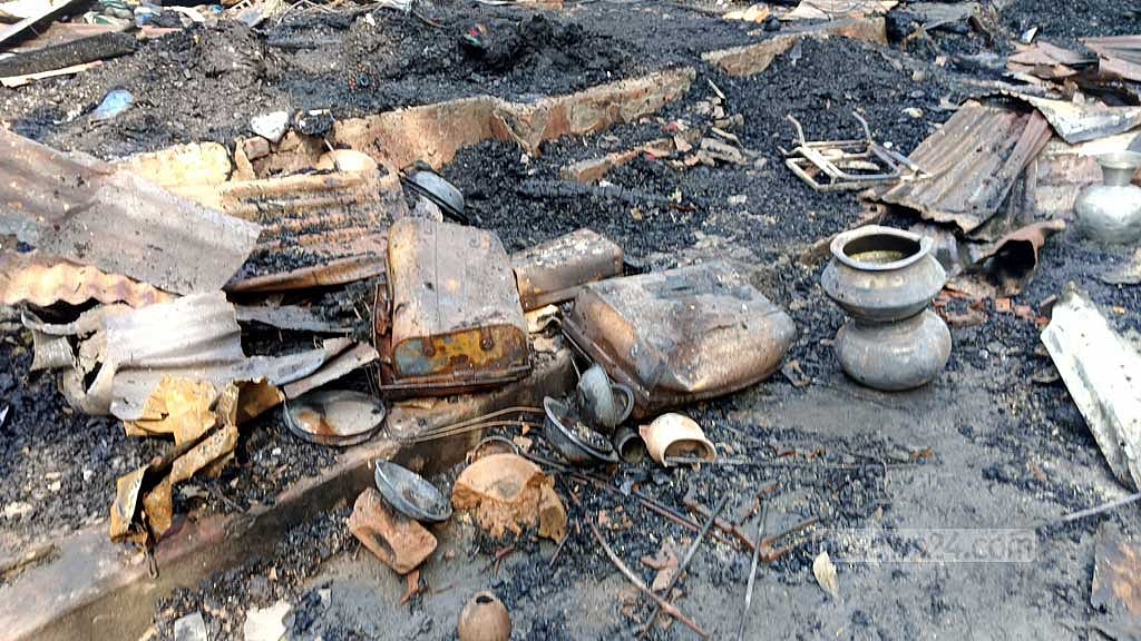 গভীর রাতে ‘দেওয়া আগুনে’ পুড়ল পিরোজপুরের ৩ বাড়ি