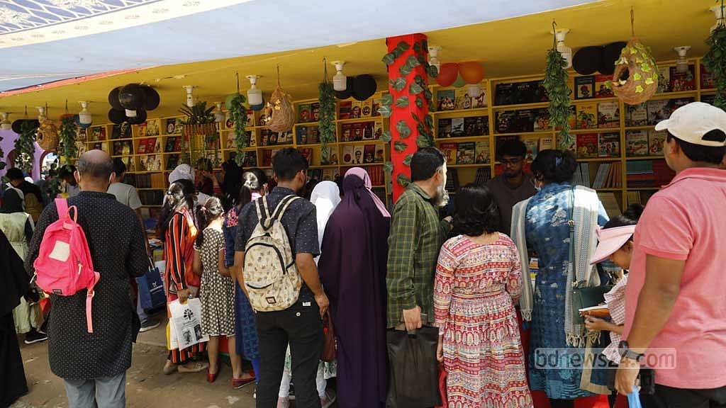 মেলায় ’ক্যারিয়ারমুখি’ বই কেনায় ঝোঁক